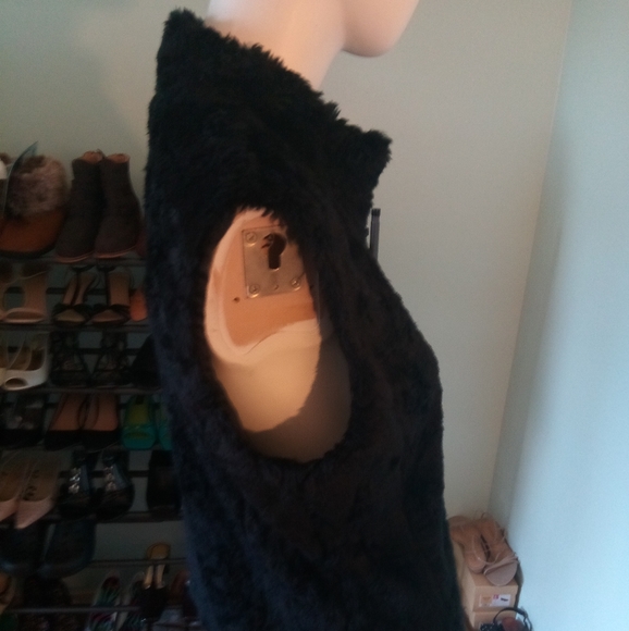 Mossimo Faux Fur Vest - Picture 3 of 5